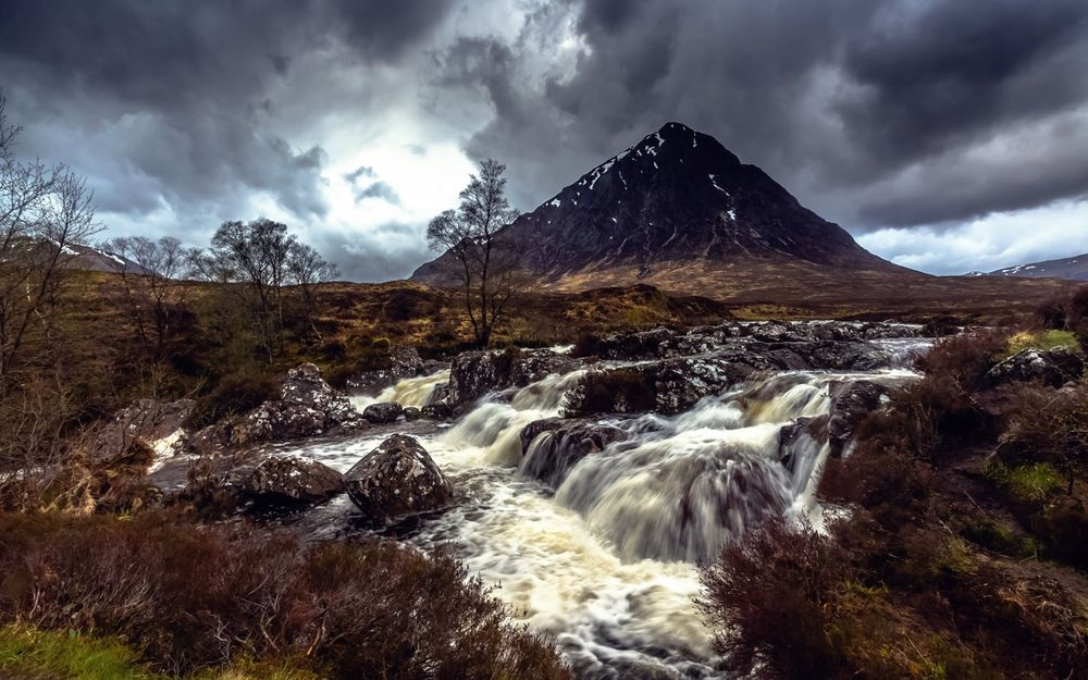 Обои для рабочего стола Поток бурной реки на фоне горы и туч, Scotland / Шотландия