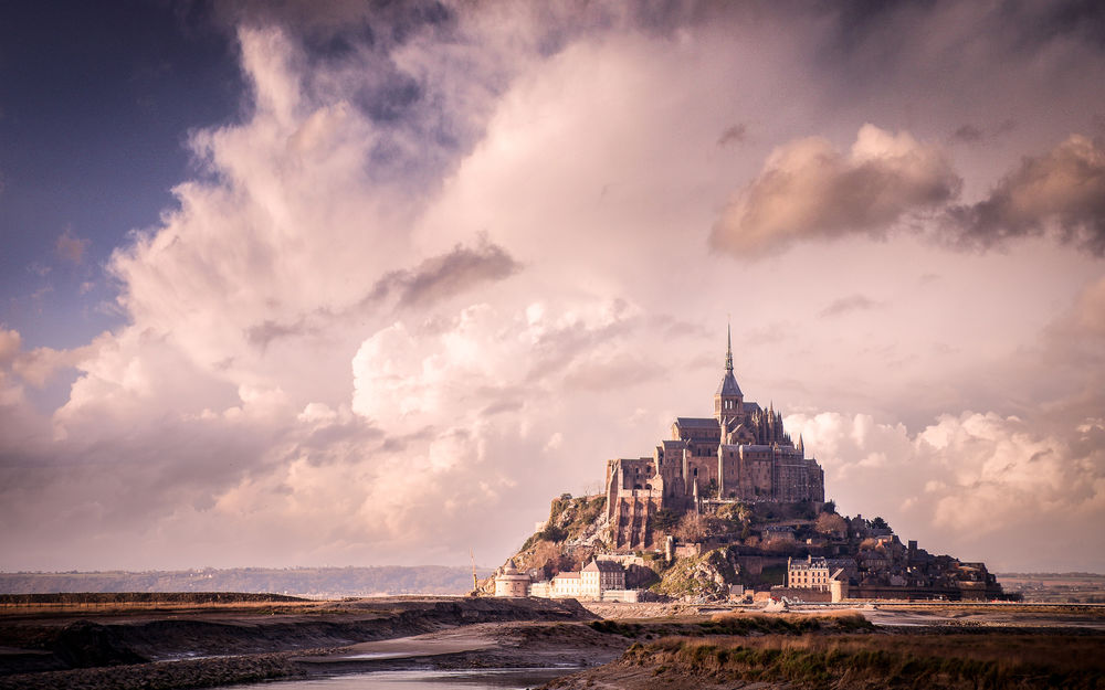 Обои для рабочего стола Замок Мон-Сен-Мишель / Гора Святого Михаила расположенный на небольшом скалистом острове во Франции