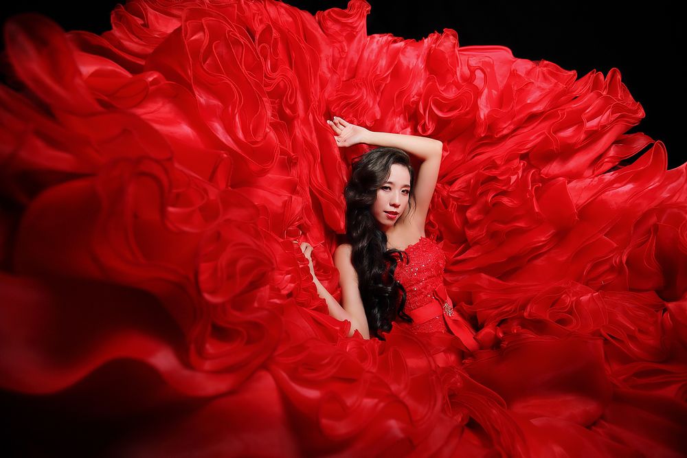 Платье из красных роз
