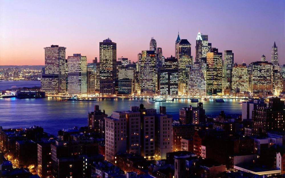 Обои для рабочего стола Город Нью-Йорк / New York, США / USA на закате, небоскребы горят вечерними огнями