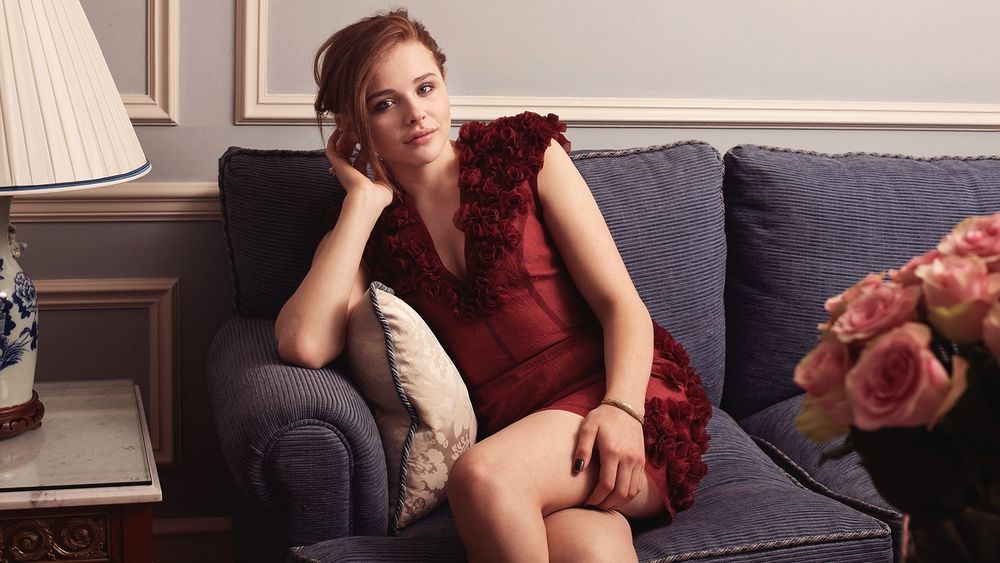 Обои для рабочего стола Актриса Хлоя Грейс Морец / Chloe Grace Moretz в красном платье сидит на диване
