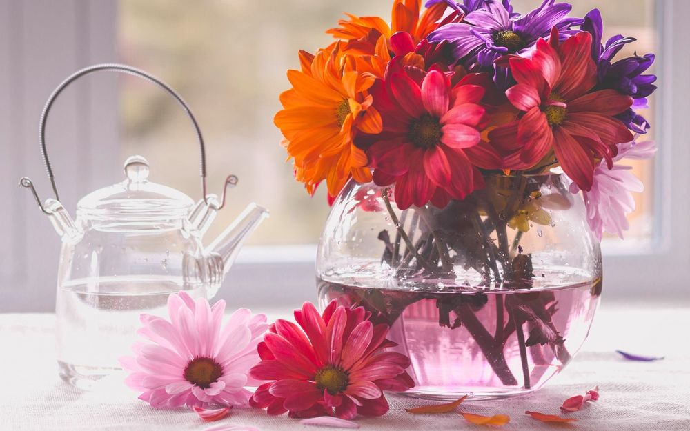 Обои на рабочий стол Букет цветов стоит в вазе на столе возле стеклянногочайника, обои для рабочего стола, скачать обои, обои бесплатно