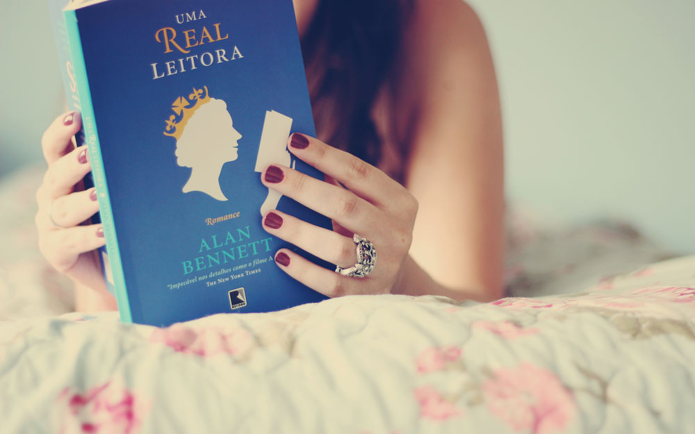 Обои для рабочего стола Девушка читает книгу, лежа на кровати (uma Real Leitora Romance Alan Bennet)