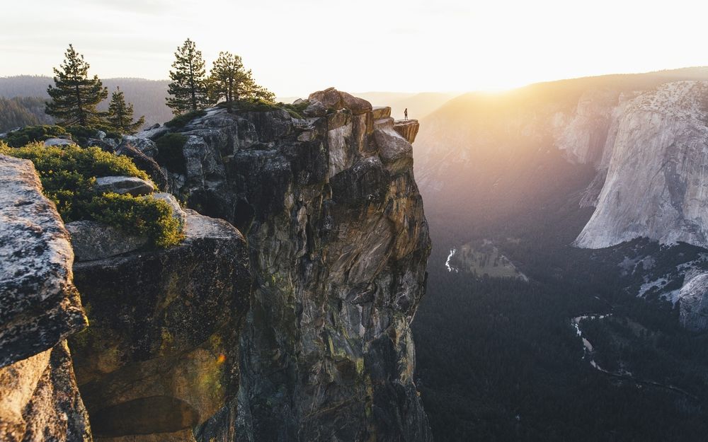 Обои для рабочего стола Человек стоит на вершине горы в Национальном парке США в центральной Калифорнии, долине Йосемити / National Park in central California, USA, Yosemite Valley