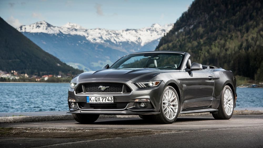 Обои для рабочего стола Ford Mustang Convertible Euro-Spec, 2015 года, на берегу моря, на фоне гор