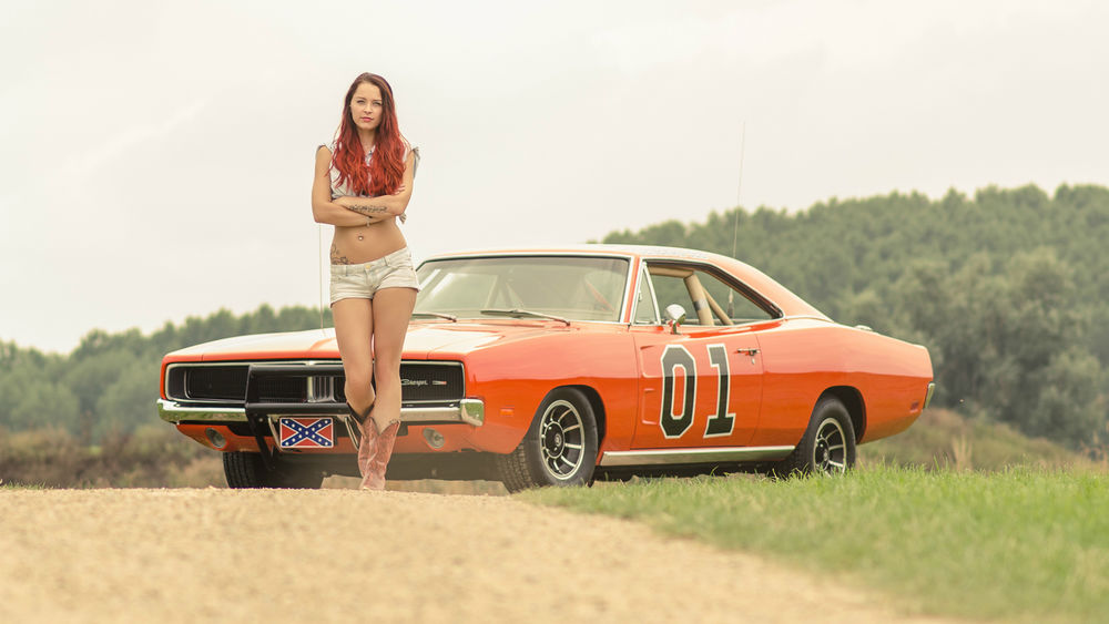 Обои для рабочего стола Девушка в шортах возле оранжевого Dodge Charger из телесериала Придурки из Хаззарда