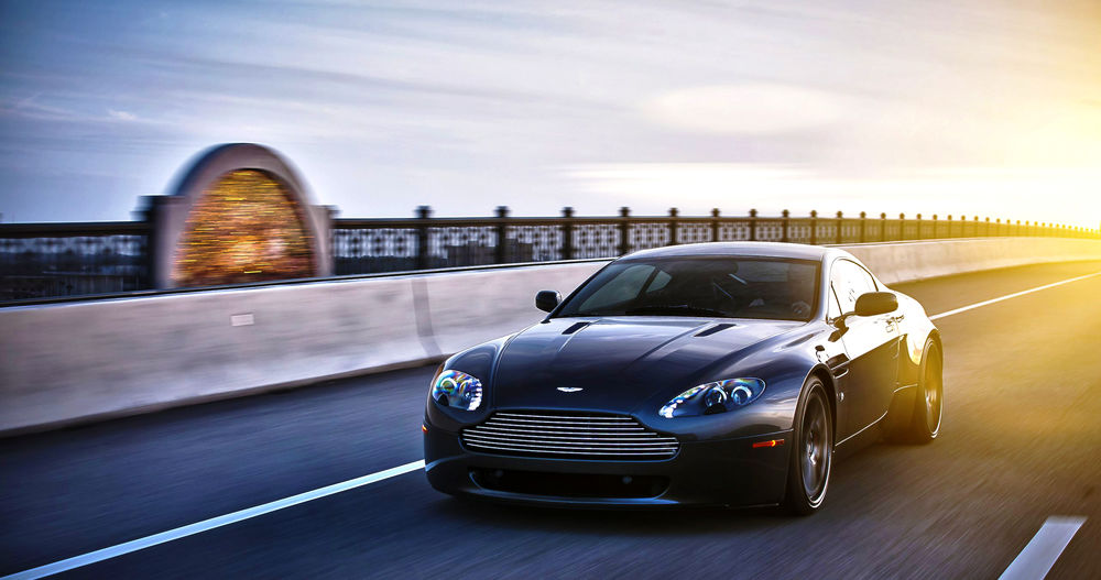 Обои для рабочего стола Aston Martin на дороге