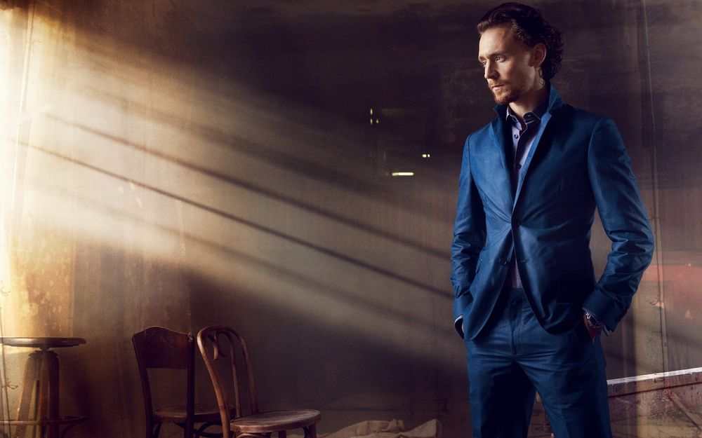 Обои для рабочего стола Актер Том Хиддлстон / Tom Hiddleston в комнате, куда проникает солнечный свет