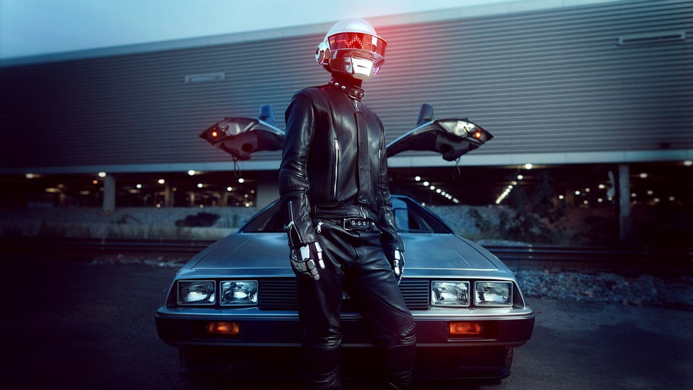 Обои для рабочего стола Парень в стиле дафт панк / Daft Punk на фоне автомобиля DeLorean DMC-12 из кинофильма Назад в будущее / Back to the Future