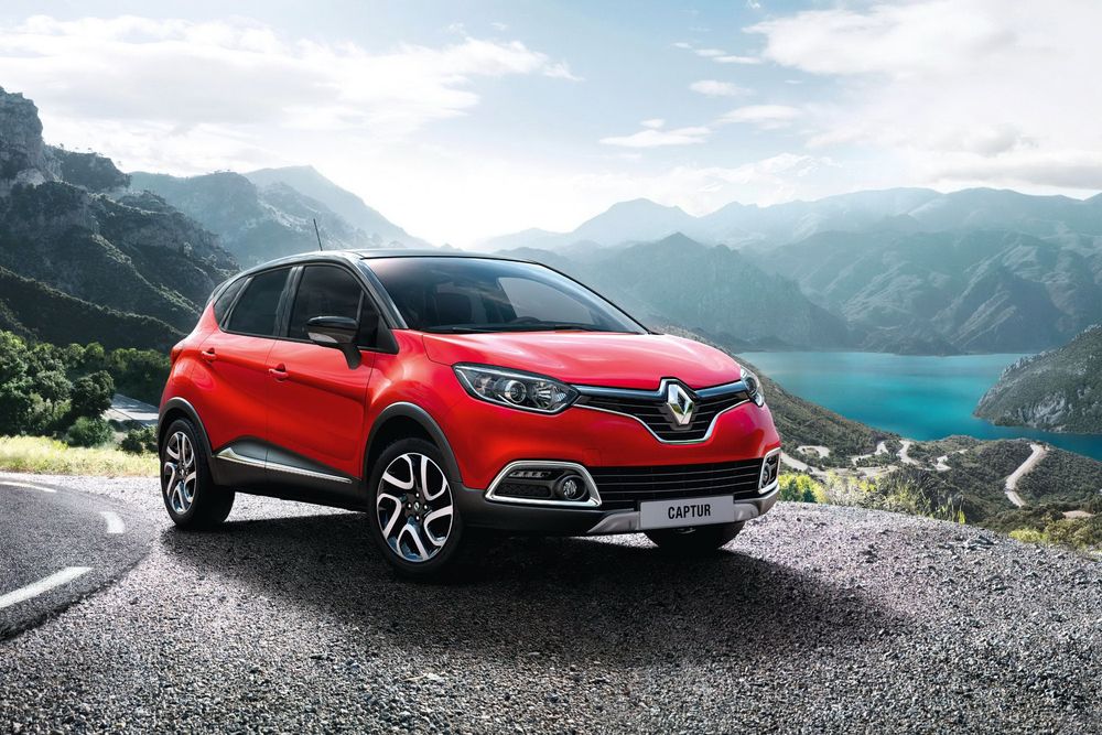 Обои для рабочего стола Renault Captur Signature, 2014 года, красного цвета, стоит на обочине дороги, на фоне моря и гор
