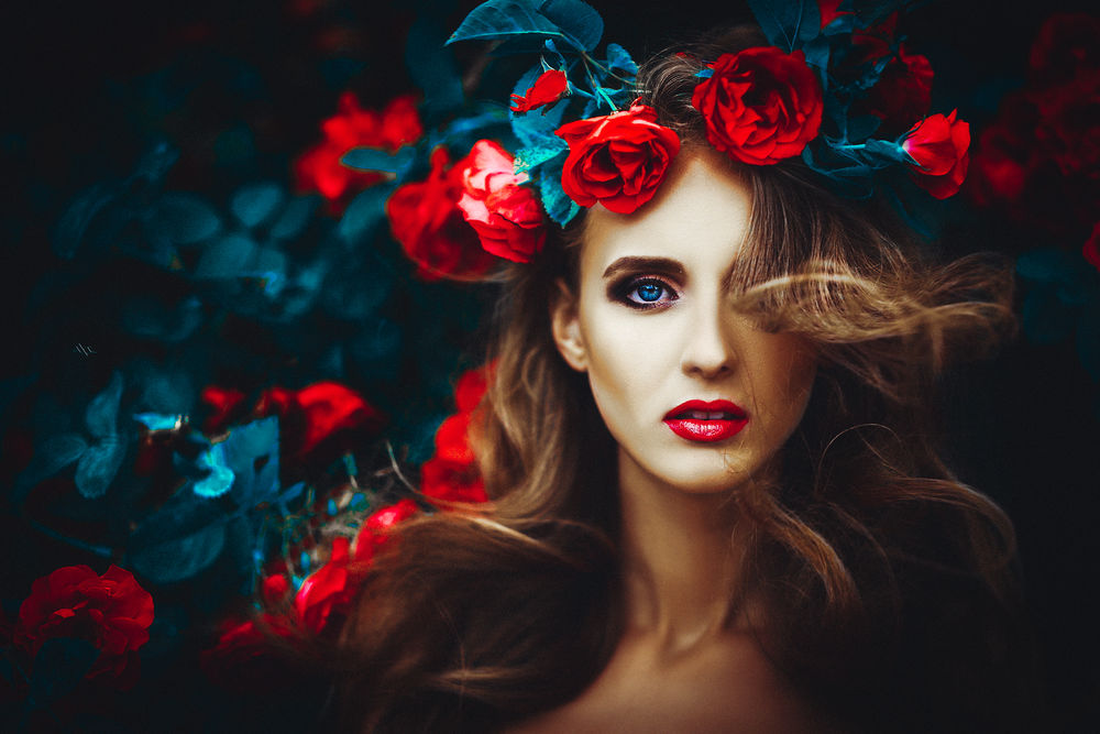 Обои для рабочего стола Девушка с красными розами, фотограф Руслан Болгов (Axe)