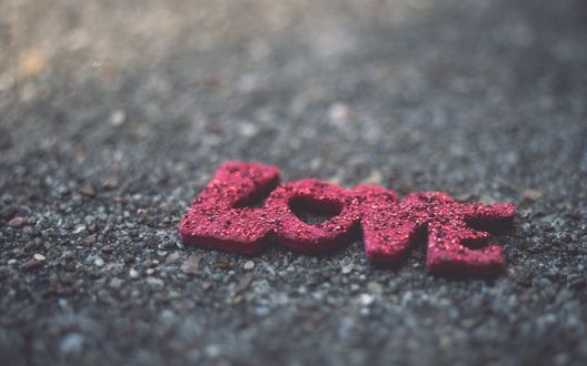 Обои на рабочий стол Блестящая надпись LOVE / Любовь лежит на асфальте