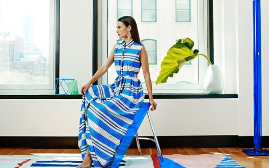 Обои на рабочий стол Актриса Джордана Брюстер / Jordana Brewster в полосатом платье сидит в светлой комнате на стуле