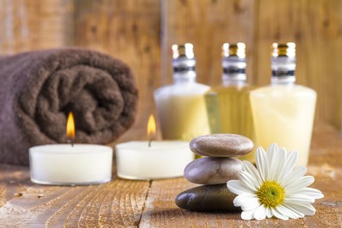 Обои на рабочий стол Spa-набор: зажженные свечи, ромашка, камешки, махровое полотенце и ароматические масла