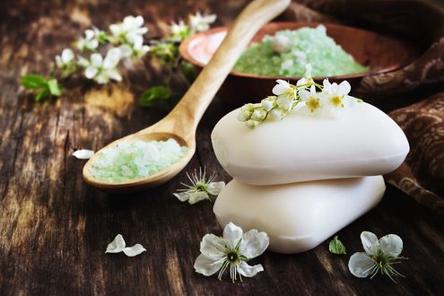 Обои на рабочий стол Spa-набор: мыло, соль и цветы черемухи на деревянном столе