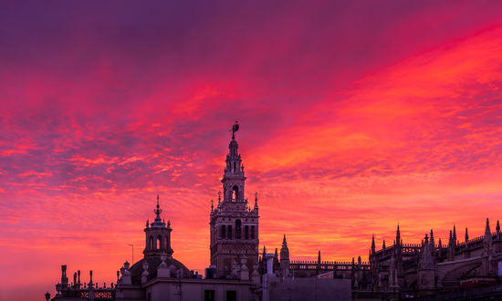 Обои на рабочий стол Работа An impressive dawn this morning looking out to the Giralda and Seville Cathedral./ Рассвет с видом на Хиральда и Севильский кафедральный собор, ву John Wright
