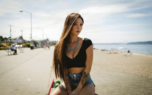 Обои на рабочий стол Красивая девушка Kristina Chai сидит на пляже