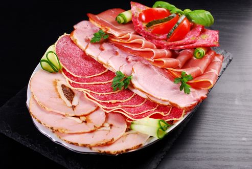 Обои на рабочий стол Тарелка с мясной нарезкой