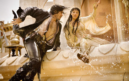Обои на рабочий стол Кадр из фильма Принц Персии: Пески времени / Prince of Persia: The Sands of Time, где Принц Дастан и Тамина вылазят из фонтана, актеры Джемма Артертон / Gemma Arterton и Джейк Джилленхол / Jake Gyllenhaal