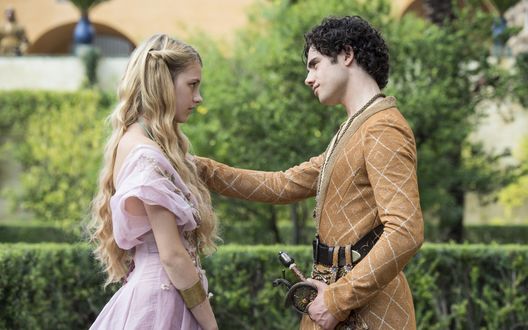 Обои на рабочий стол Кадр из 5 сезона Игры престолов / Game of Thrones, где парень с девушкой разговаривают в саду