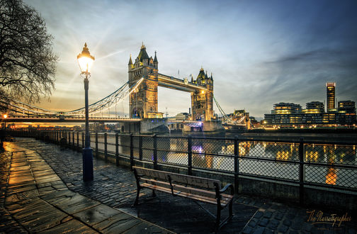 Обои на рабочий стол Londons Tower Bridge / Лондонский Тауэрский мост, связывающий районы City / Сити и Саутворк / Southwark, разделенные рекой Темзой, ву The Narratographer