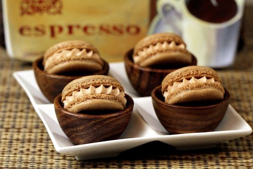 Обои на рабочий стол Коричневые макаруны в маленьких чашечках (espresso / эспрессо)