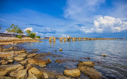 Обои на рабочий стол Разрушенный пирс на берегу моря