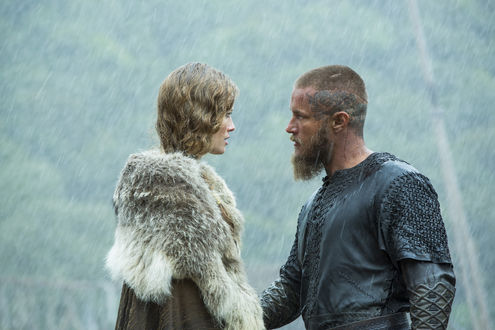 Обои на рабочий стол Кадр из сериала Викинги / Vikings - Мужчина и девушка под дождем, Трэвис Фиммел / Travis Fimmel в роли Рагнара Лодброка и Кэтрин Уинник / Katheryn Winnick в роли Лагерты