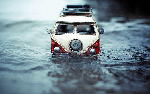 Обои на рабочий стол Игрушечный автобус в луже, фотограф Kim Leuenberger, фотопроект Traveling Cars Adventures