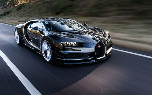 Обои на рабочий стол Бугатти (Bugatti) красивый спортивный суперавтомобиль, мчится по шоссе