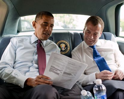 Обои на рабочий стол Президент США / USA Барак Обама / Barack Obama и Премьер-министр России - Дмитрий Медведев, обсуждают дела в лимузине