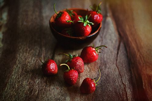 Обои на рабочий стол Клубника в плошке и рядом, by ilmari nen