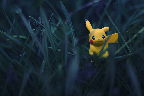 Обои на рабочий стол Игрушка Пикачу / Pikachu из аниме Покемон / Pokemon в траве