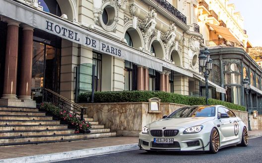 Обои на рабочий стол Улица в Париже у входа в фешенебельный отель Де Пари / Hotel De Paris, с припаркованным рядом служебным авто. Городская композиция