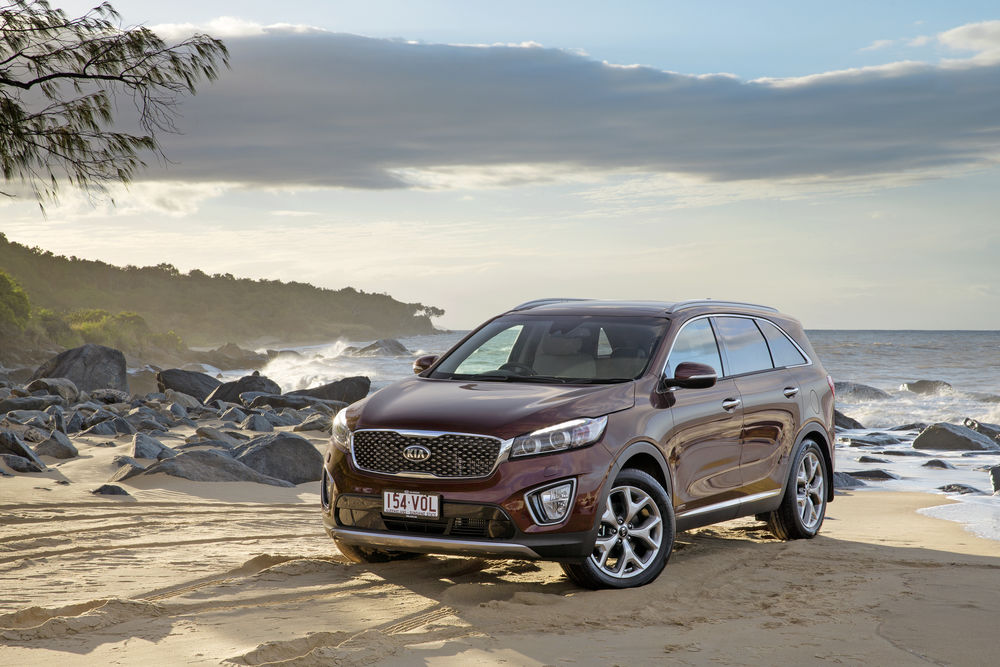 Обои для рабочего стола KIA Sorento AU-spec UM 2015 года стоит у моря