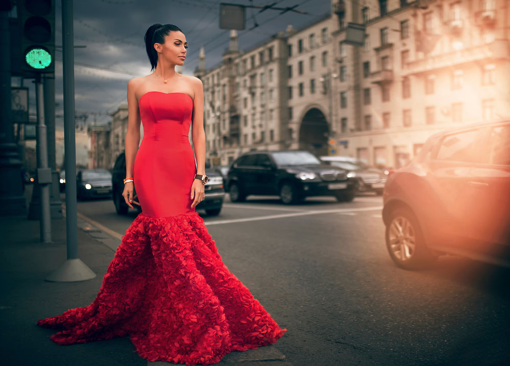 Обои для рабочего стола Брюнетка в красном платье позирует на улице Москвы