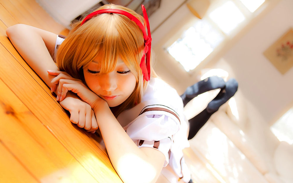 Обои для рабочего стола Рыжая девушка с красным ободком лежит на полу, cosplay