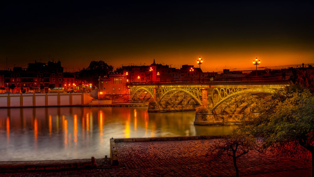 Обои для рабочего стола A night view of this famous bridge in Seville, Spain / Ночной вид знаменитого моста в Севилье, Испания, ву John Wright