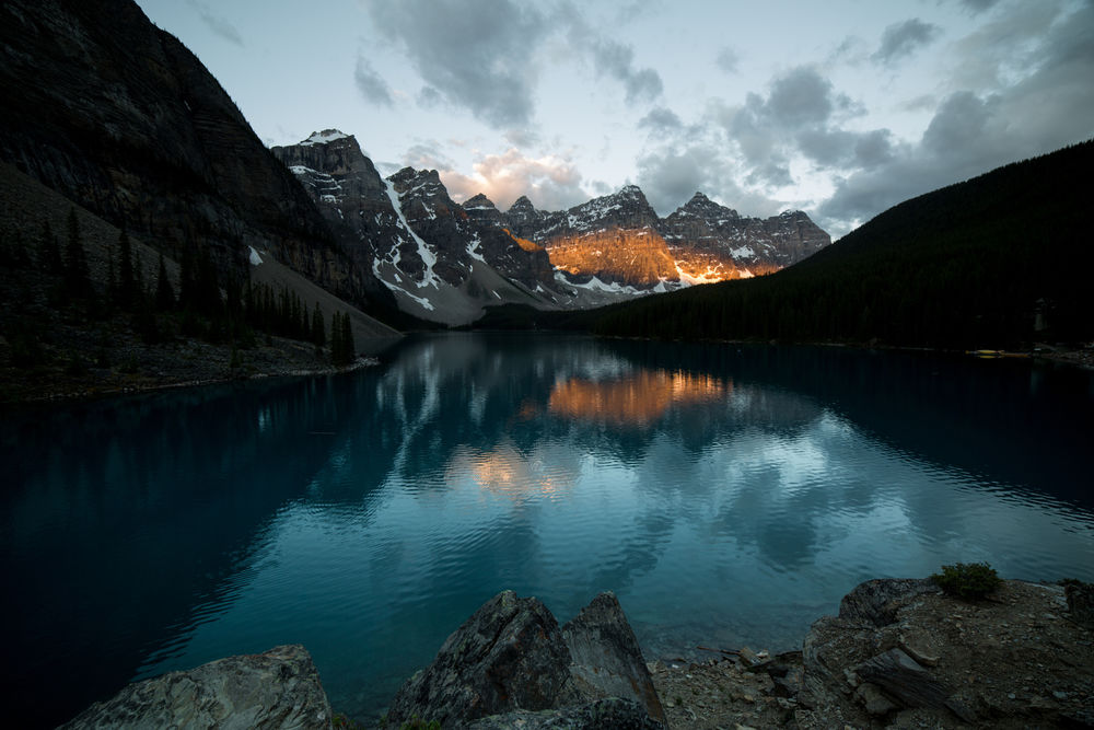 Обои для рабочего стола Mornings at Moraine LakeAlberta, Canada / Утро на МорейнАльберта, Канада, ву Andrew Pavlidis