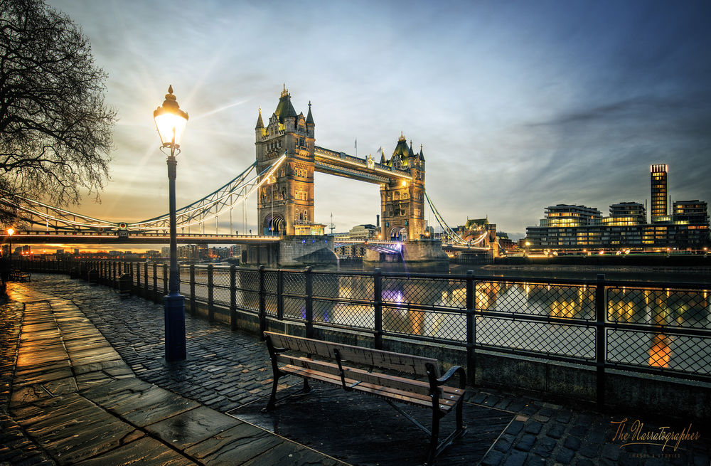 Обои для рабочего стола Londons Tower Bridge / Лондонский Тауэрский мост, связывающий районы City / Сити и Саутворк / Southwark, разделенные рекой Темзой, ву The Narratographer