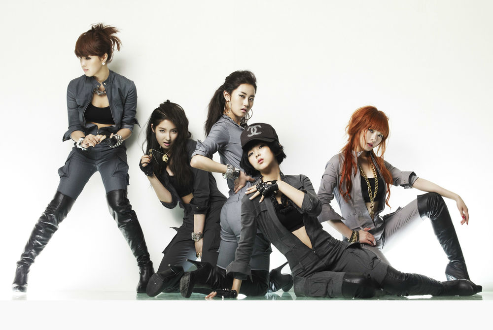 Обои для рабочего стола Девушки из группы 4 Minute позируют на белом фоне, k-pop, Южная Корея