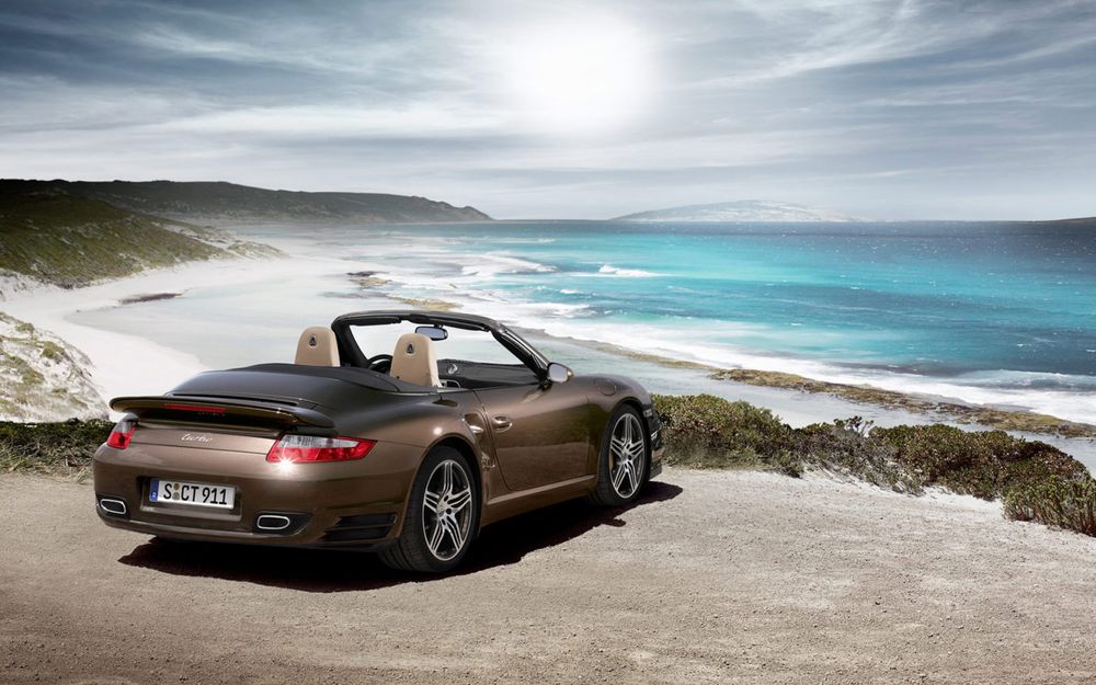 Обои для рабочего стола Porsche 911 Turbo сabriolet стоит на берегу моря