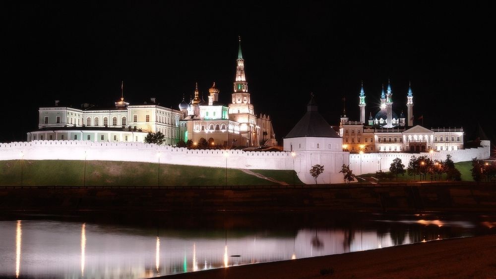 Обои для рабочего стола Ночная Казань, Россия, вид на православный храм и мусульманскую мечеть