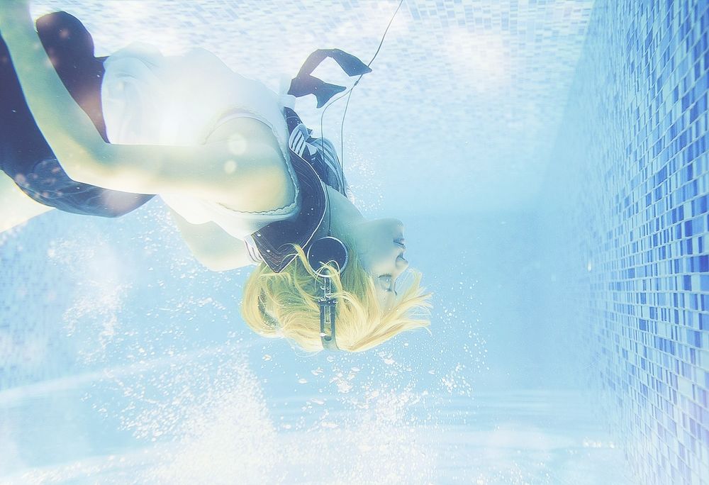 Обои для рабочего стола Cosplay Vocaloid Kagamine Len / Косплей Вокалоид Кагамине Лен в наушниках под водой в бассейне