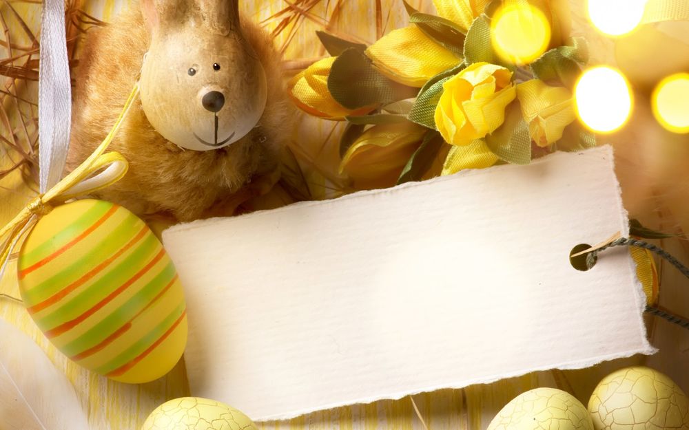 Обои для рабочего стола Игрушечный кролик, пасхальные яйца, цветы из ткани и пуская бумажка-записка, в которую можно вписать поздравление