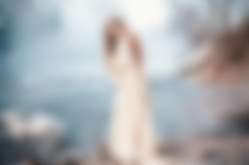 Обои на рабочий стол Девушка в длинном платье с оголенной спиной стоит у реки, фотограф Alyssa Framm