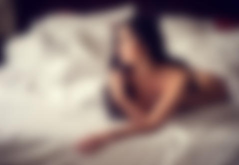 Обои для рабочего стола Нагая длинноволосая девушка лежит в кровати, застеленной белоснежным бельем, вытянув руку вперед, фотограф Miki Macovei