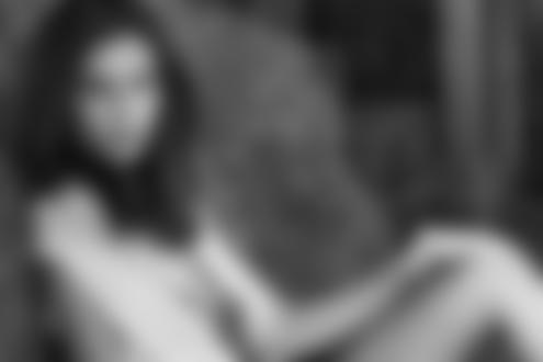 Обои на рабочий стол Девушка сидит у камня, фотограф Sylvio Testa