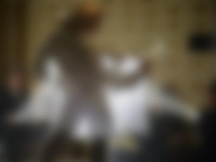 Обои для рабочего стола Девушка устроила стриптиз перед гангстерами в банковском хранилище
