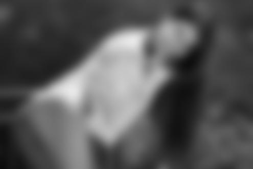 Обои на рабочий стол Улыбающаяся девушка с голой попкой, фотограф Sylvio Testa